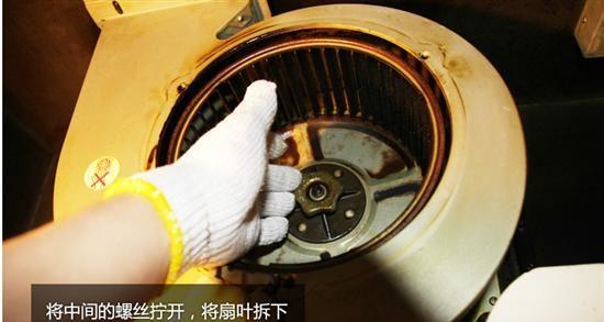 如何有效清洗脱排油烟机（轻松解决厨房油烟困扰）