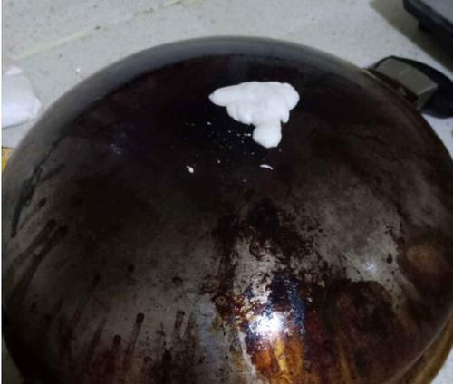 燃气灶老是烧红的原因及解决方法（燃气灶老是烧红可能是由于哪些问题引起的）